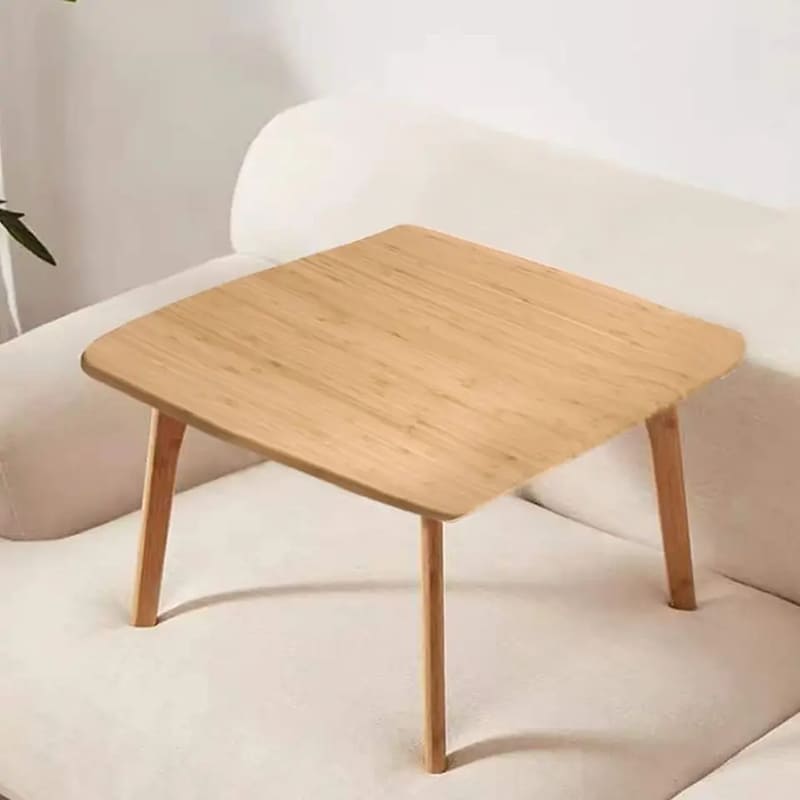 Una mesa de té baja se encuentra en el piso de una mesa cuadrada de tatami muebles de bambú